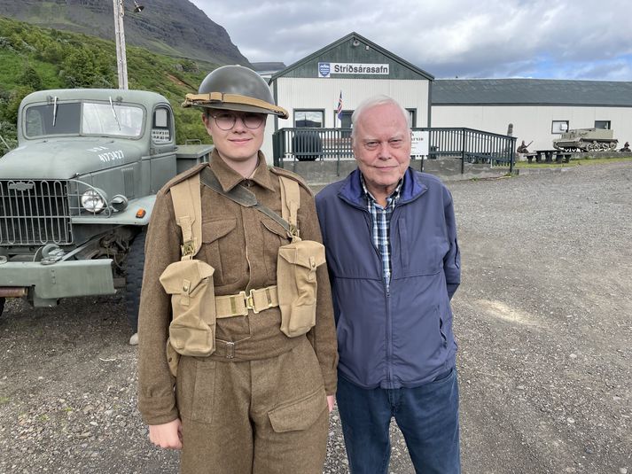 Ungir og aldnir sýna gestum Stríðsárasafnið á Reyðarfirði. Logi Beck Kristinsson, 14 ára, og Einar Þorvarðarson verkfræðingur, fyrrverandi umdæmisstjóri Vegagerðarinnar.