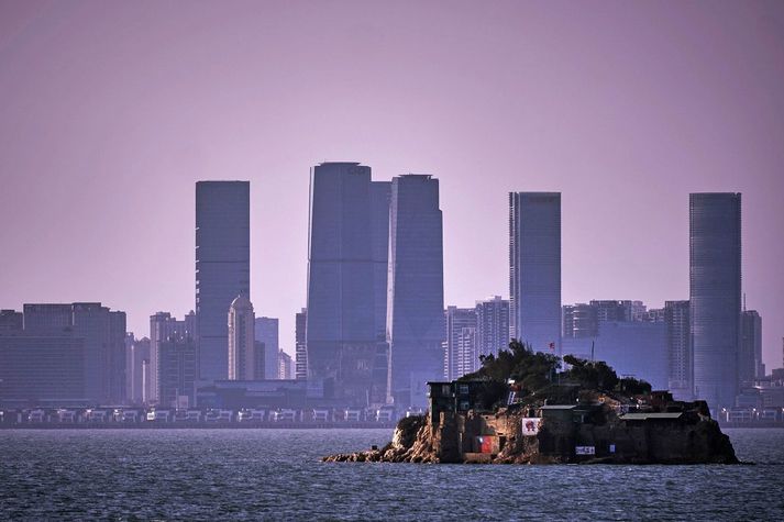 Kinmen-eyjur eru nálægt meginlandi Kína. Hér má sjá eina eyjuna, sem Taívanar stjórna, og í bakgrunni er borgin Xiamen í Kína.