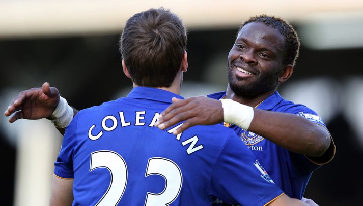 Saha fagnar marki í leik með Everton.