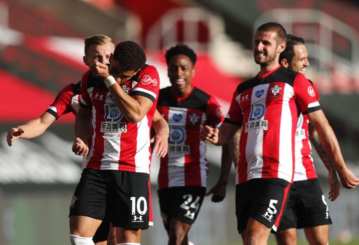 Che Adams og félagar í Southampton fagna sigurmarkinu í dag.