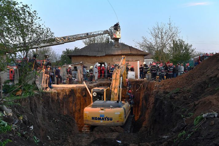 Grafa þurfti upp hálfan garðinn til að komast að drengnum sem tókst að lokum eftir margra klukkustunda starf.