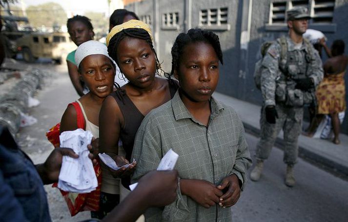 Konur bíða í röð eftir að matvælum verði útdeilt í Port-au-Prince á Haítí. Fréttablaðið/AP