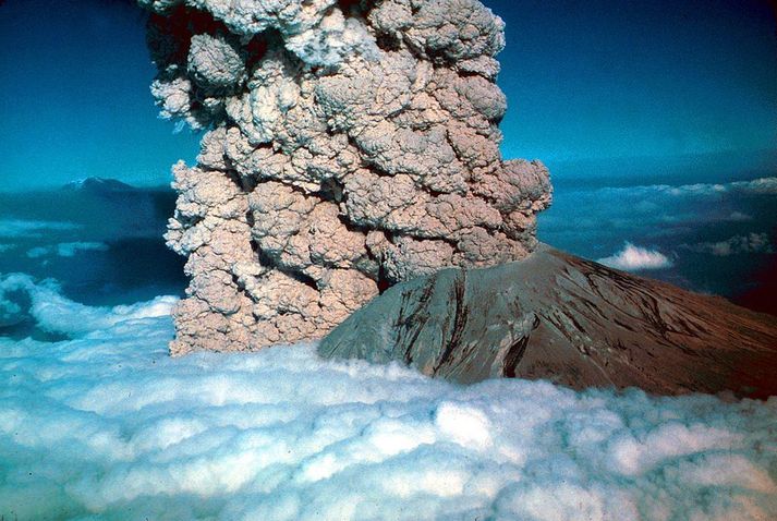 Gosið í St Helens var svokallað sprengigos og má því segja að fjallið hafi sprungið í loft upp þarna að morgni 18. maí 1980.