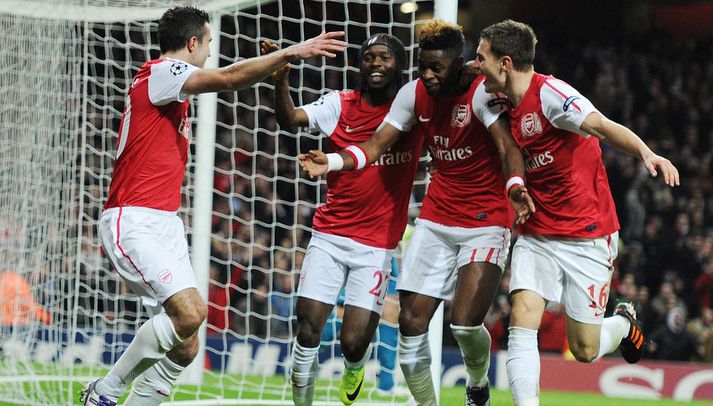 Alex Song fagnar fyrra marki Arsenal með Robin van Persie og fleiri Arsenal-mönnum.