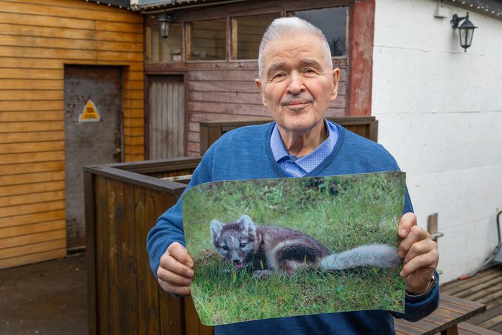 Hlöðver Magnússon með mynd af Kobba. Ásta harðneitaði að láta mynda sig með þeim félögum þann daginn. „Þetta er hans mál," eins og hún sagði. 