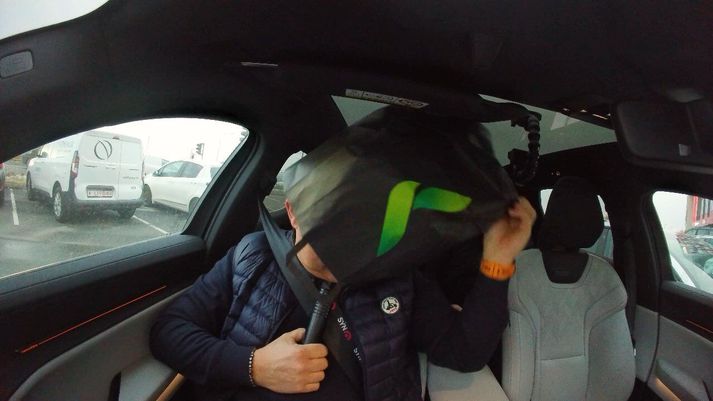 Hver er undir pokanum?