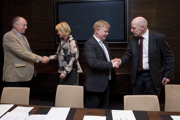 Þeir Sveinn Sæland, formaður Sambands garðyrkjubænda, og Haraldur Benediktsson, formaður Bændasamtakanna, tóku í hendur ráðherra á Hótel Sögu í gær.
