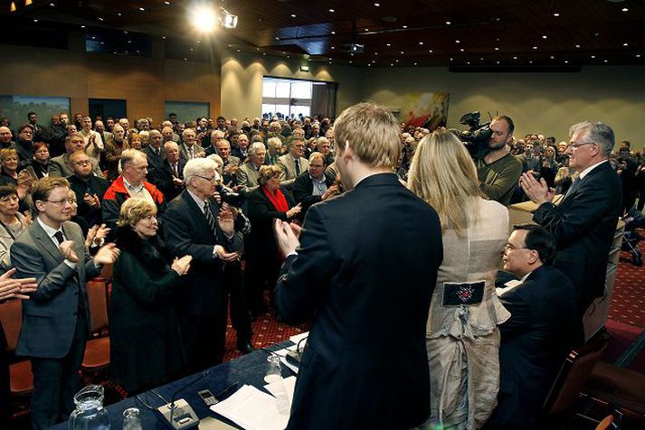 Áætla má að á sjöunda hundrað sjálfstæðismanna hafi sótt fund Sjálfstæðisflokksins í gær. Geir var klappað lof í lófa eftir að hann lauk máli sínu.