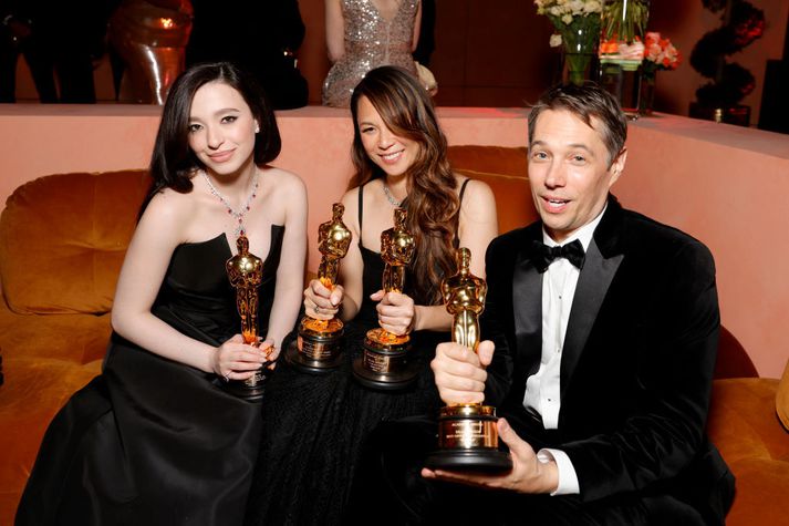 Mikey Madison og hjónin Samantha Quan og Sean Baker með fjórar af fimm Óskarsverðlaunastyttum sem Anora fékk í fyrra.