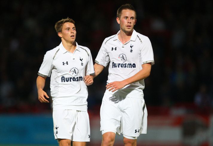 Gylfi Þór Sigurðsson með 
Tom Carroll þegar þeir voru báðir hjá Tottenham.