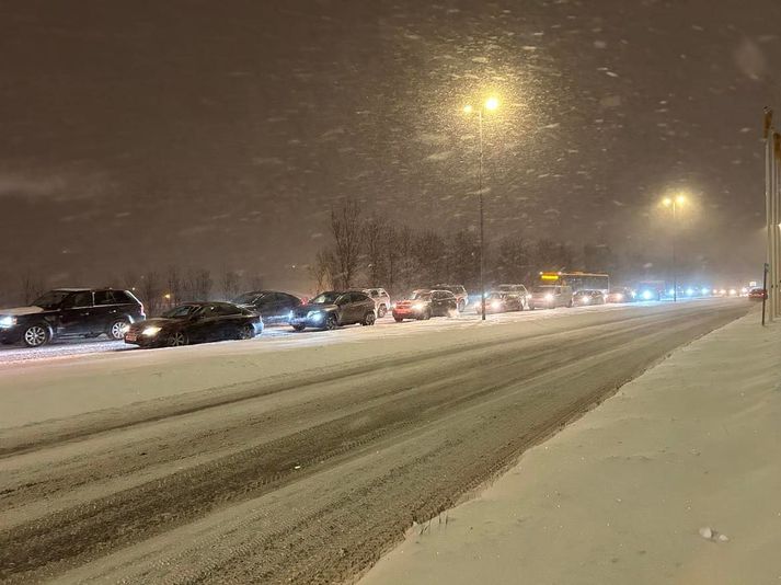 Fólk verður að gefa sér tíma til að ferðast á milli staða í bíl þennan morguninn segir aðalvarðstjóri hjá Lögreglunni á höfuðborgarsvæðinu. 