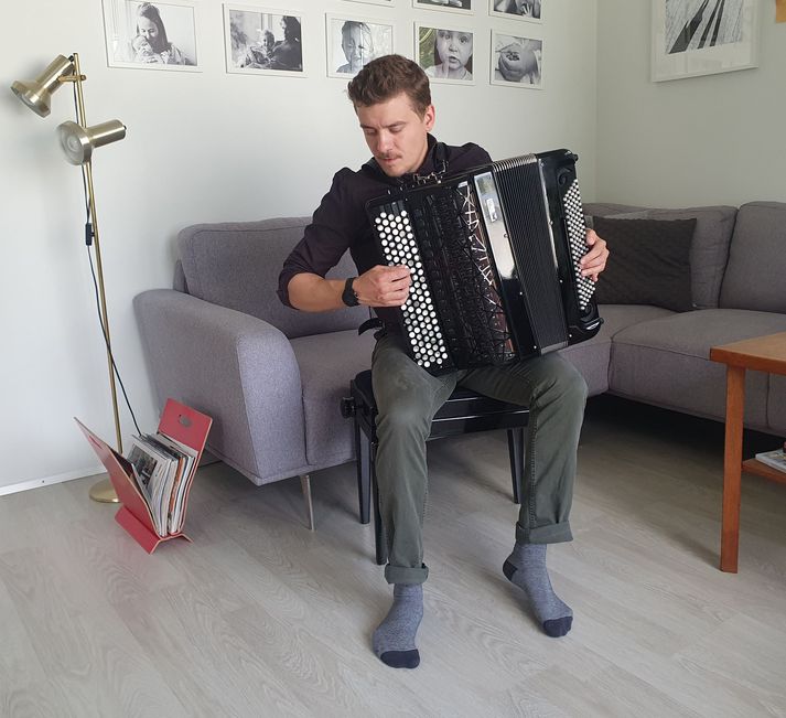 Jón Þorsteinn með nikkuna sína heima á Akureyri en hann er úr Skagafirði. Hann er í hópi bestu harmonikkuleikara landsins og þó víðar væri leitað.