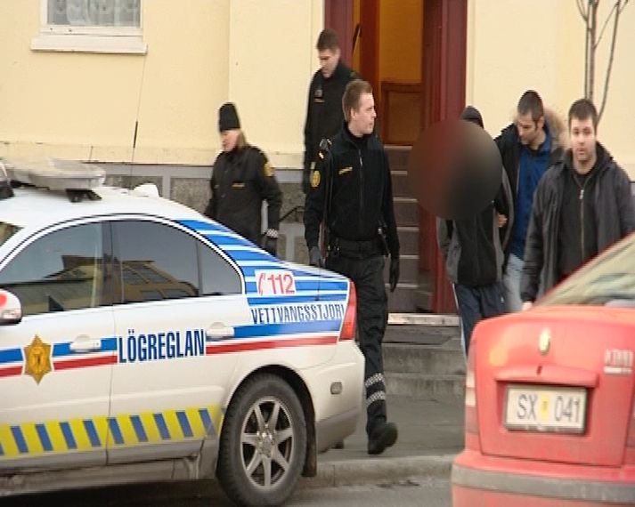 Maðurinn leiddur út úr húsnæði Hjálpræðishersins.