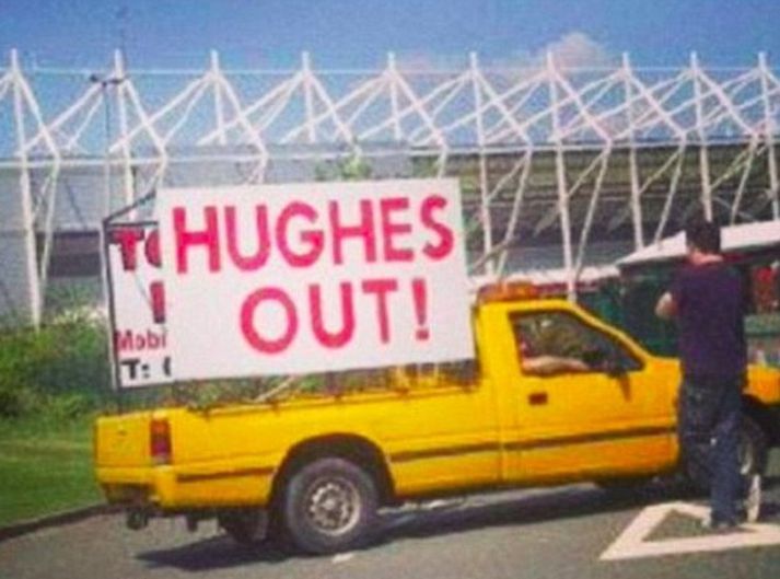 Þessi stuðningsmaður Stoke hefur enga trú á Hughes. Hann keyrði um borgina með þetta skilti í gær.