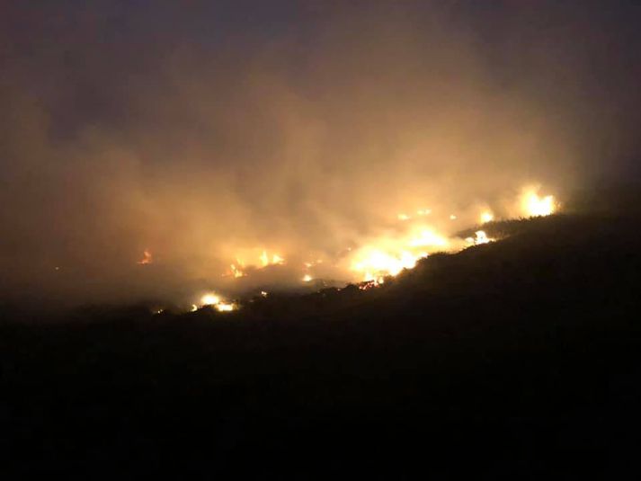 Eldarnir við Kangerlussuaq-fjörð blossuðu aftur upp á sunnudag þegar vindátt snerist. Þeir hafa logað frá 8. júlí.