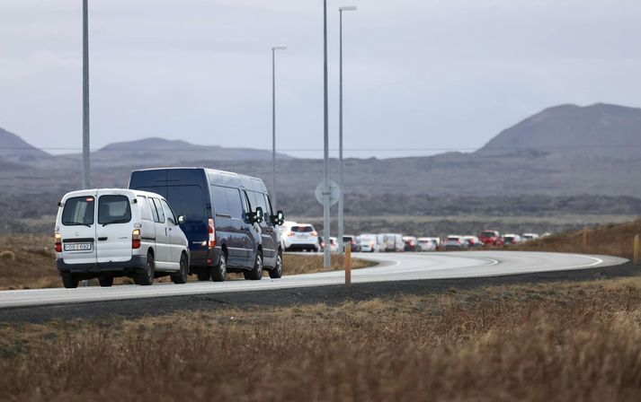 Árni bíður ásamt teymi frá Þjóðskjalasafni og Grindvíkurbæ eftir því að komast inn til að bjarga verðmætum skjölum.