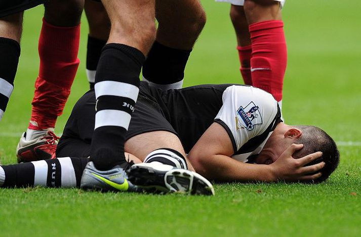 Joey Barton, leikmaður Newcastle, liggur "sárþjáður” í grasinu eftir að andstæðingur kom við andlit hans. Það er algengt að sjá leikmenn gera meira úr meiðslum sínum en tilefni er til.