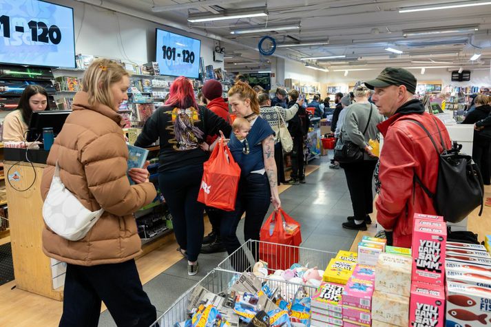 Hundruðir freista þess að gera góð kaup á spilum, myndasögum og bókum í dag.