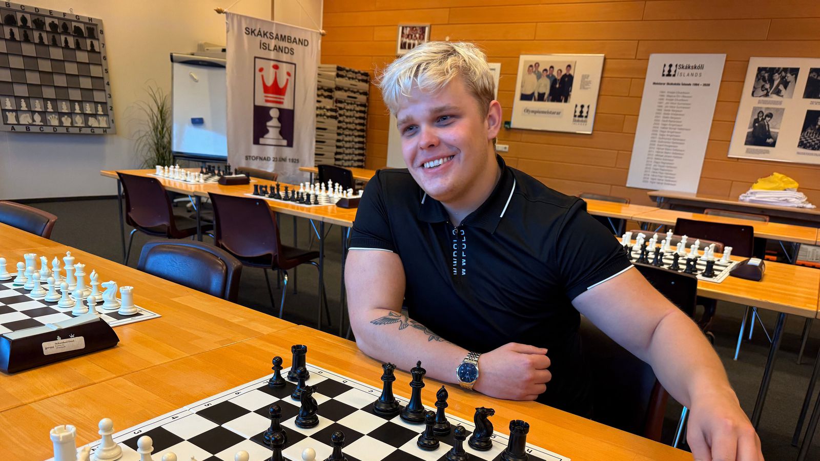 Ó­trú­legur dagur Vignis: Lottó­vinningur, 180 í pílu og sigur á Carlsen