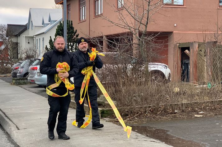 Tæknideild lögreglu að störfum skammt frá vettvangi. Húsin á myndinni tengjast ekki málinu sem er til rannsóknar.