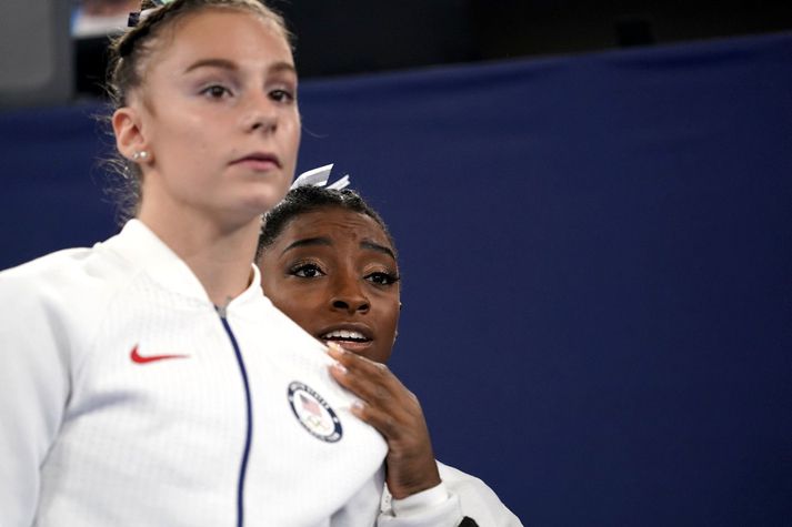 Simone Biles fylgist spennt með í liðakeppninni í gær. Með henni er Grace McCallum, liðsfélagi hennar í bandaríska liðinu.