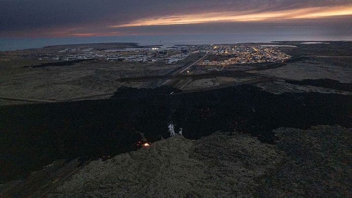 Engin kvika hefur sést koma upp úr gossprungunum norðan Grindavíkur síðan rétt eftir klukkan eitt í nótt. Þessi mynd var tekin síðdegis í gær og má þarna sjá örlitla kviku gægjast undan storknuðu hrauni.