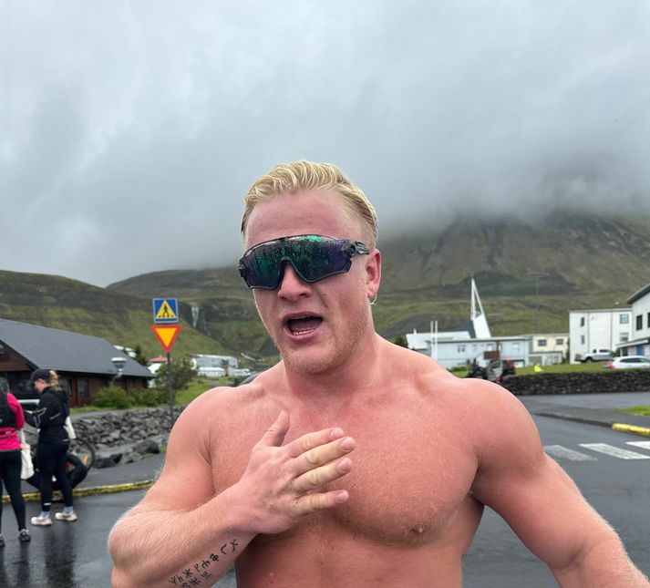 Gummi var dæmd­ur í þrjátíu daga óskil­orðsbundið fang­elsi fyr­ir að keyra próflaus.