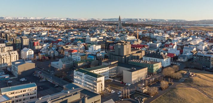 Þessi nýja mæling er sögð enn ein vísbendingin um að verðþróun á íbúðamarkaði sé nú í meira samræmi við launaþróun landsmanna en fyrir ári síðan.