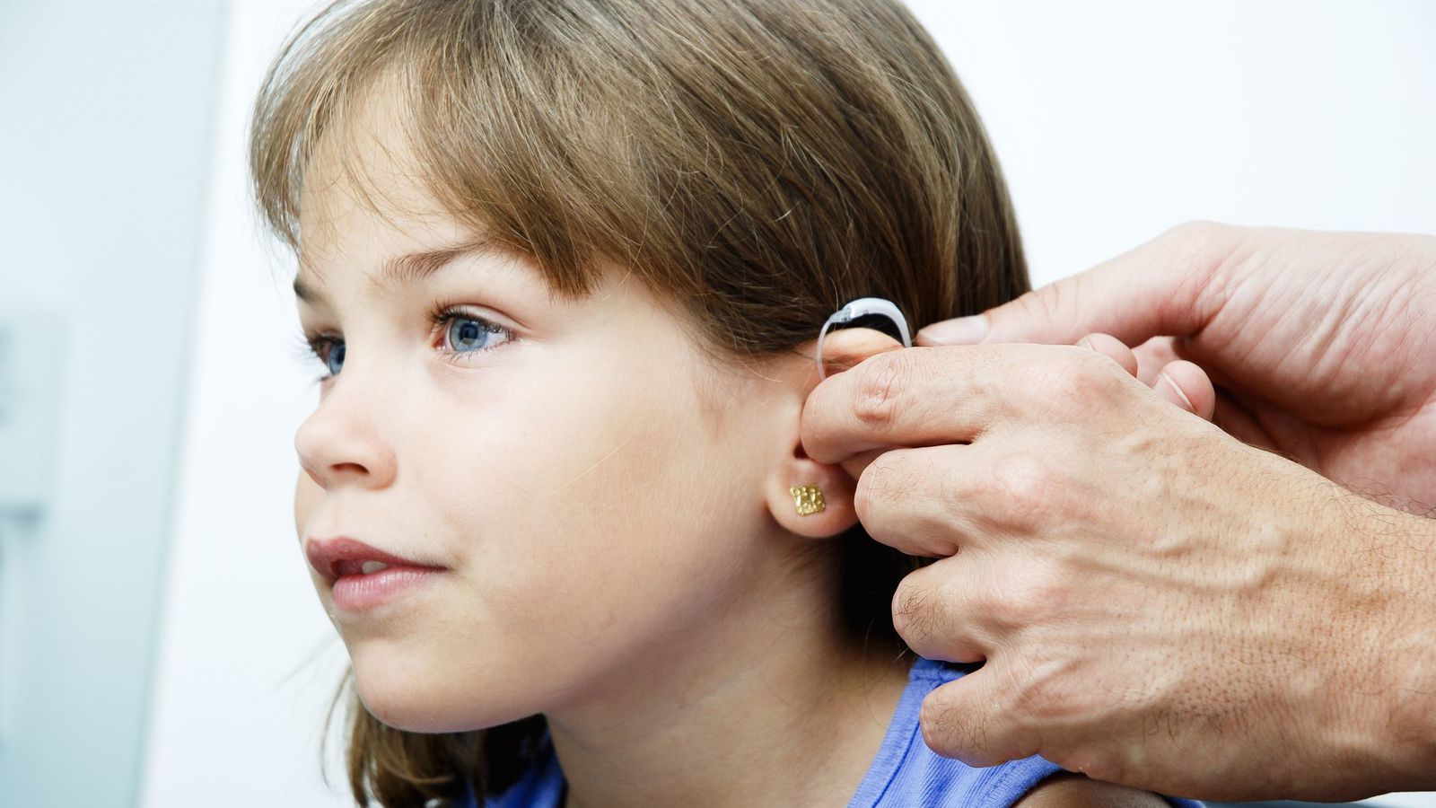 Слабослышащие лучшие. Слуховой аппарат для детей. Подросток со слуховым аппаратом. Тугоухость слуховой аппарат.