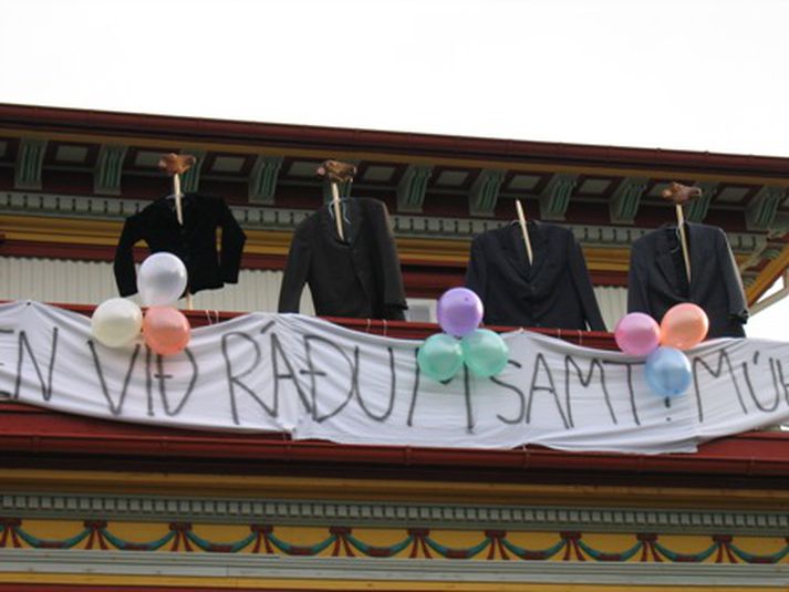 Sviðakjammar á stöng á svölum Fríkirkjuvegar 11.