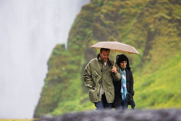 Ferðamenn við Skógafoss Búist er við allt að 700 þúsund erlendum ferðamönnum í sumar. 