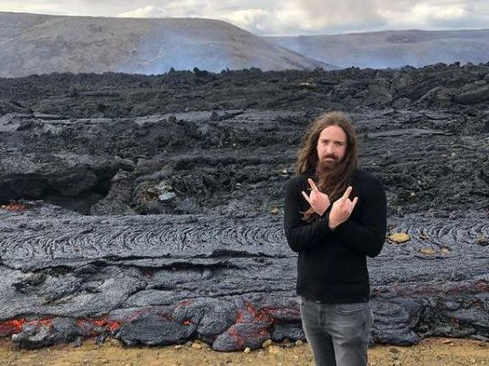 Reynolds er mikill áhugamaður um eldfjöll og eldsumbrot. Hér er hann við nýtt hraun á Reykjanesskaga á dögunum.