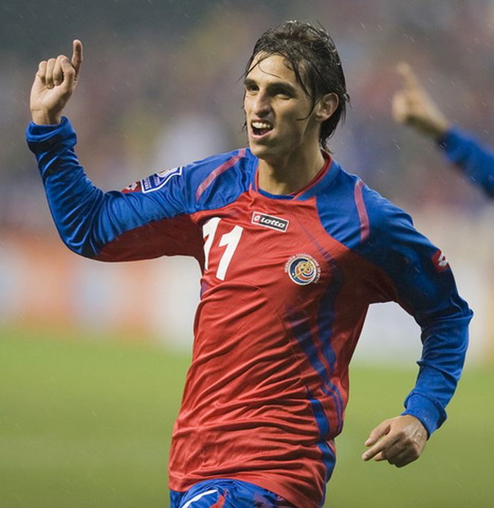 Bryan Ruiz fagnar marki í leik með landsliði Kostaríku.
