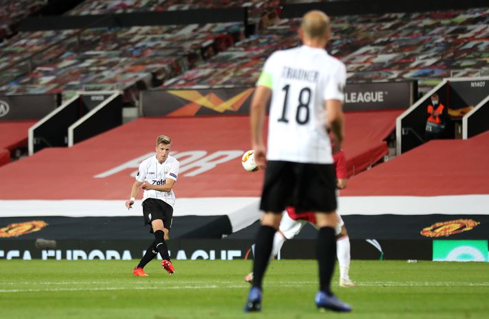 Philipp Wiesinger með skot sem söng í samskeytunum fjær á Old Trafford í kvöld.