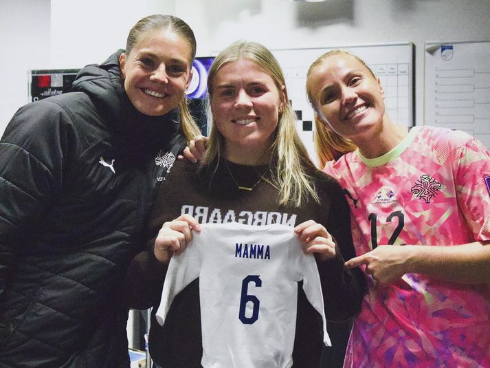 Telma Ívarsdóttir og Glódís Perla Viggósdóttir afhentu Ingibjörgu skemmtilega landsliðssamfellu með númeri Ingibjargar.