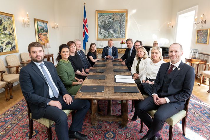 Samkvæmt heimildum Vísis er þess helst vænst að til að höggva á þann hnút sem upp er kominn muni Sigríður Á. Andersen stíga tímabundið til hliðar.