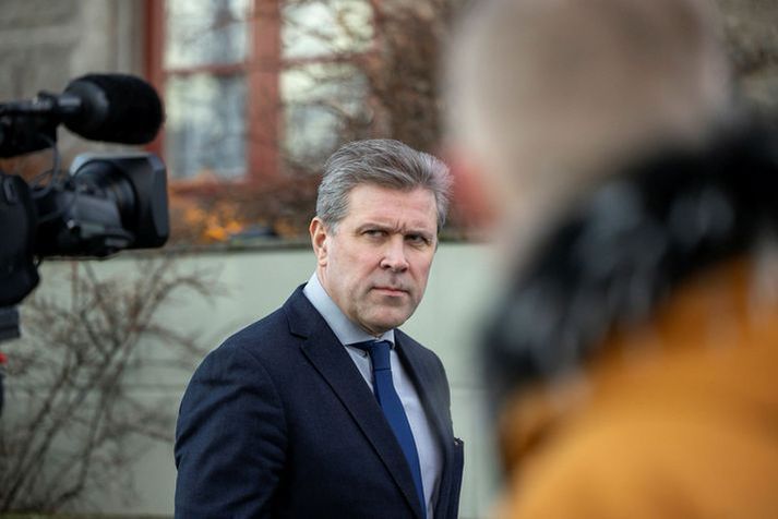 Bjarni Benediktsson utanríkisráðherra kallar eftir stillingu en hann segir stór orð hafa verið látin falla eftir að hann brjást skjótt við og skrúfaði fyrir framlag til flóttamannaaðstoðar Sameinuðu þjóðanna.