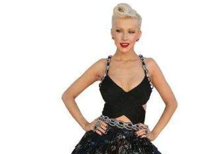 Christina Aguilera flutti ögrandi atriði á hátíðinni og hneykslaði marga. Hún var ögn settlegri í kjólnum áður á rauða dreglinum.