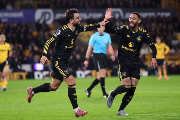 Bruno Fernandes og Matheus Cunha fagna saman einu af fjórum mörkum Manchester United í gærkvöldi.