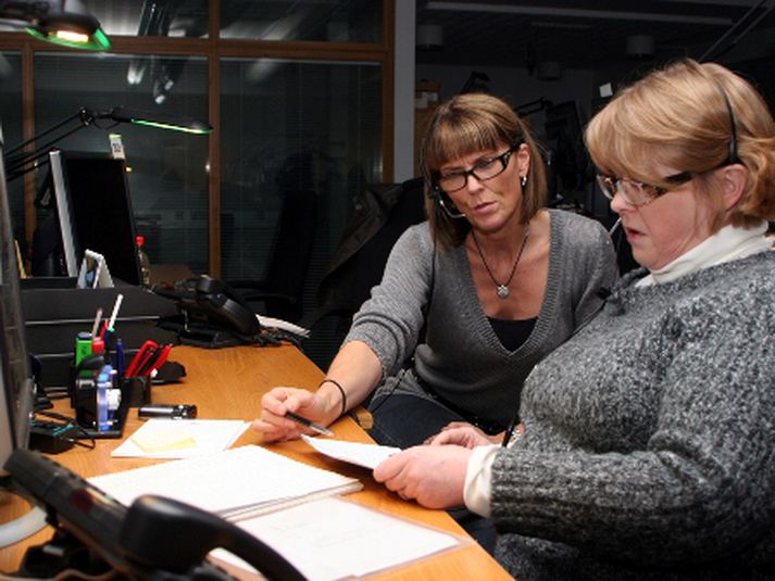 Hjúkrunarfræðingarnir Hjördís Jóhannesdóttir t.v. af bráðavakt Landspítala og Steinunn Halldórsdóttir frá Læknavaktinni svöruðu í síma í Samhæfingarstöðinni í Skógarhlíð í gærkvöld.