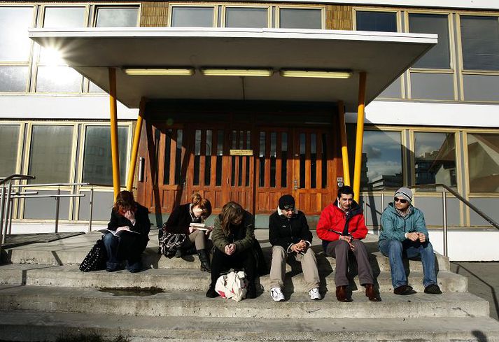 Hælisleitendur Langur biðtími eftir afgreiðslu hælisumsókna getur verið ómannúðlegur segir Rauði krossinn.