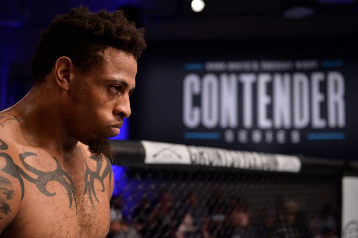 Greg Hardy í búrinu í Contender-þætti Dana White.