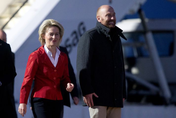 Ursula von der Leyen, varnarmálaráðherra Þýskalands, tók á móti eftirlitsmönnunum á flugvelli í Berlín. Með henni er Axel Schneider, leiðtogi eftirlitsmannanna.