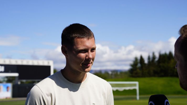 Hákon Rafn Valdimarsson hefur notið frísins vel á Íslandi. Ákveðin óvissa tekur við þegar hann snýr aftur til æfinga hjá Brentford í næstu viku.