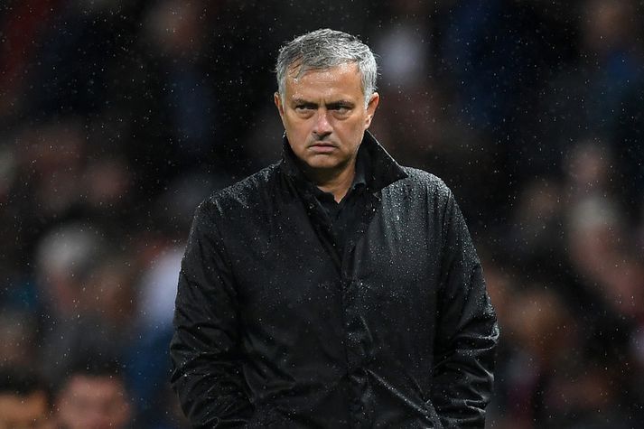 Mourinho draugfúll í rigningunni í gær.