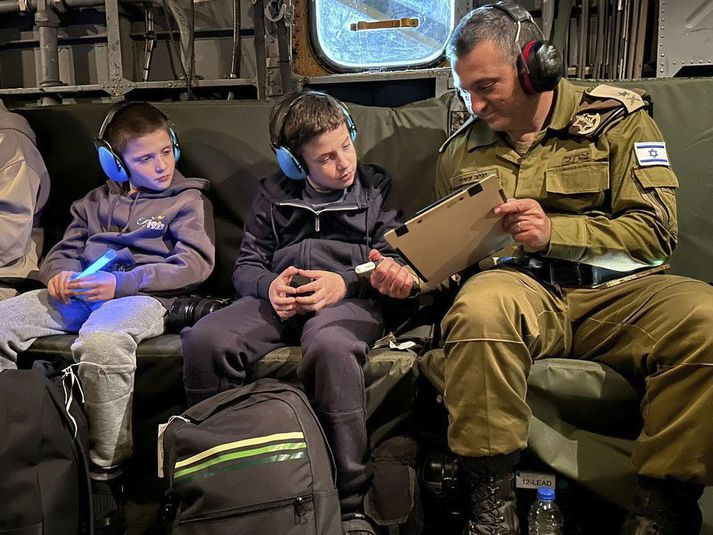 Hamas-liðar slepptu í gær bræðrunum Tal Goldstein Almog, 9 ára, og Gal Goldstein Almog, 11 ára. 