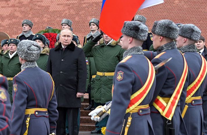 Vladimir Putin hefur verið við völd í Rússlandi í 22 ár og treystir því að rússneski herinn og almenningnur styðji hann í stríðsátökum við Úkraínu.