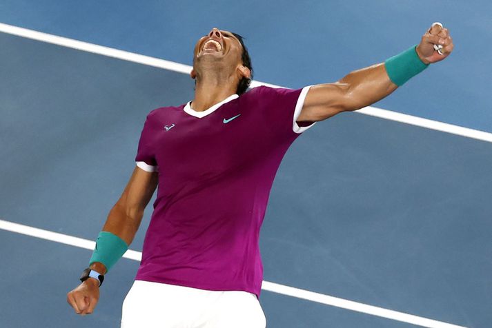 Rafael Nadal fagnar sigri í undanúrslitaleiknum í Melbourne í nótt.