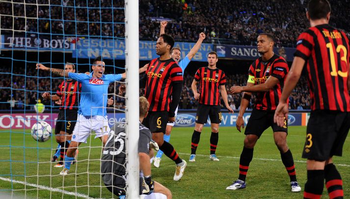 Napoli-menn fagna öðru marka sinna í kvöld.