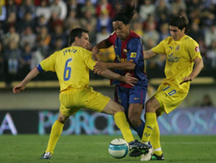 Ronaldinho mátti síns lítils gegn leikmönnum Villareal í kvöld.